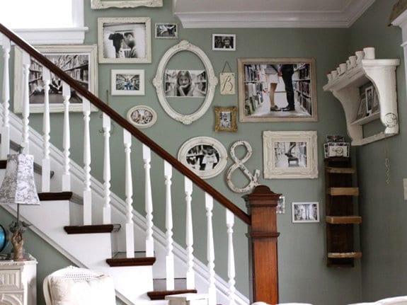 Decoração com fotos em molduras diferentes em escada