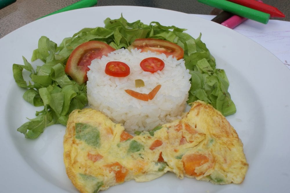 Resultado de imagem para UMA MAE PREPARANDO ALIMENTAÃÃO DOS FILHOS