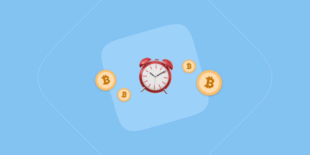 relógio rodeado por bitcoins simbolizando omomento de comprar bitcoin