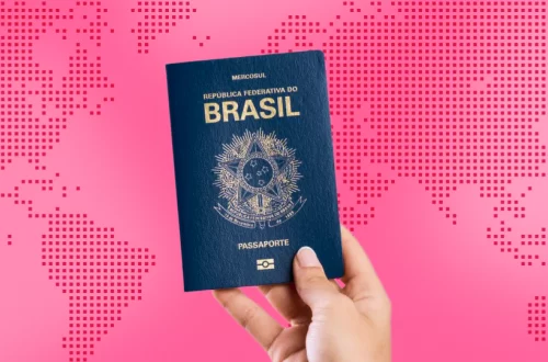 Confira quais são os principais passos para tirar o seu passaporte. Você está planejando uma viagem internacional? Para sair do país, seja para conhecer outros destinos, estudar ou até mesmo trabalhar, é muito importante se planejar. O que passa por entender como tirar passaporte! Aqui, estamos falando de um documento emitido por um governo nacional que possui como principal objetivo atestar não somente a identidade, como também a nacionalidade de uma pessoa. Deste modo, ao viajar para o exterior, o passaporte será o documento oficial que reconhece o seu país de origem. Assim, você poderá cruzar fronteiras internacionais de forma mais segura. No entanto, como tirar passaporte em 2023? Ter o documento em mãos é um processo que passa por várias etapas e, com isso, muitos viajantes podem se ver perdidos em meio a tantas dúvidas. Para te ajudar a obter o seu passaporte para as suas viagens internacionais, preparamos este conteúdo! Portanto, acompanhe com a gente e aproveite para tirar todas as suas dúvidas. Antes, não se esqueça de fazer o seu cadastro no Méliuz! É a sua chance de acessar os melhores cupons de desconto e ganhar muito cashback para economizar nas suas compras online!