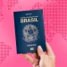 Confira quais são os principais passos para tirar o seu passaporte. Você está planejando uma viagem internacional? Para sair do país, seja para conhecer outros destinos, estudar ou até mesmo trabalhar, é muito importante se planejar. O que passa por entender como tirar passaporte! Aqui, estamos falando de um documento emitido por um governo nacional que possui como principal objetivo atestar não somente a identidade, como também a nacionalidade de uma pessoa. Deste modo, ao viajar para o exterior, o passaporte será o documento oficial que reconhece o seu país de origem. Assim, você poderá cruzar fronteiras internacionais de forma mais segura. No entanto, como tirar passaporte em 2023? Ter o documento em mãos é um processo que passa por várias etapas e, com isso, muitos viajantes podem se ver perdidos em meio a tantas dúvidas. Para te ajudar a obter o seu passaporte para as suas viagens internacionais, preparamos este conteúdo! Portanto, acompanhe com a gente e aproveite para tirar todas as suas dúvidas. Antes, não se esqueça de fazer o seu cadastro no Méliuz! É a sua chance de acessar os melhores cupons de desconto e ganhar muito cashback para economizar nas suas compras online!