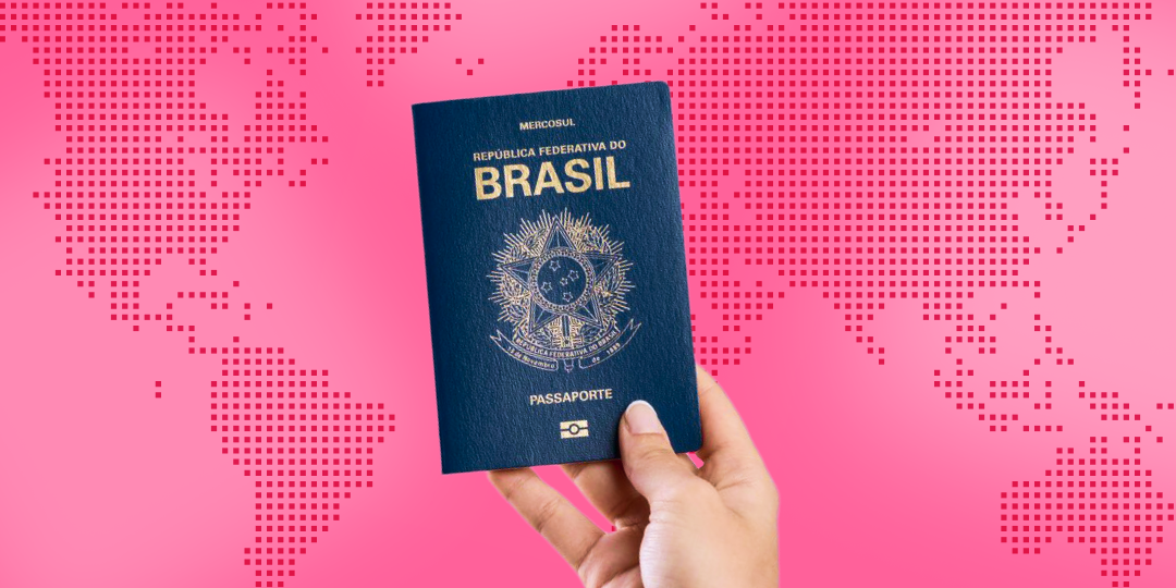 Confira quais são os principais passos para tirar o seu passaporte. Você está planejando uma viagem internacional? Para sair do país, seja para conhecer outros destinos, estudar ou até mesmo trabalhar, é muito importante se planejar. O que passa por entender como tirar passaporte! Aqui, estamos falando de um documento emitido por um governo nacional que possui como principal objetivo atestar não somente a identidade, como também a nacionalidade de uma pessoa. Deste modo, ao viajar para o exterior, o passaporte será o documento oficial que reconhece o seu país de origem. Assim, você poderá cruzar fronteiras internacionais de forma mais segura. No entanto, como tirar passaporte em 2023? Ter o documento em mãos é um processo que passa por várias etapas e, com isso, muitos viajantes podem se ver perdidos em meio a tantas dúvidas. Para te ajudar a obter o seu passaporte para as suas viagens internacionais, preparamos este conteúdo! Portanto, acompanhe com a gente e aproveite para tirar todas as suas dúvidas. Antes, não se esqueça de fazer o seu cadastro no Méliuz! É a sua chance de acessar os melhores cupons de desconto e ganhar muito cashback para economizar nas suas compras online!